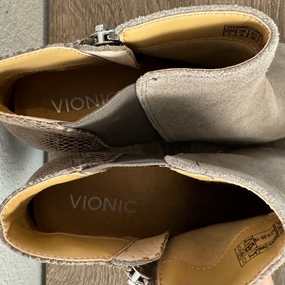 Vionic Anne Bootie, Size 7 - image 6